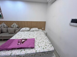 Apartamento luxo, sacada, vista para a cidade | Escrivaninha, espaço de trabalho para notebook, Wi-Fi de cortesia