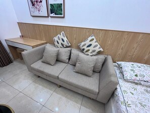 Apartamento luxo, sacada, vista para a cidade | Área de estar