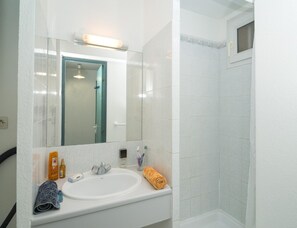 Apartment | Bathroom - Beachside Family Stay in Cap D'agde (Agde)