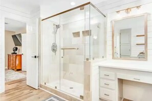 Shower, hair dryer, towels, soap - Casanana Beach Retreat- Beach Only 3 Miles Away! (Gulf Breeze)