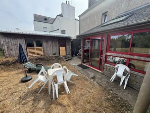 Outdoor dining - Just minutes from everything! Family townhouse close to all amenities (Bannalec)