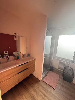 Bathroom - Vrbo Property (Bannalec)