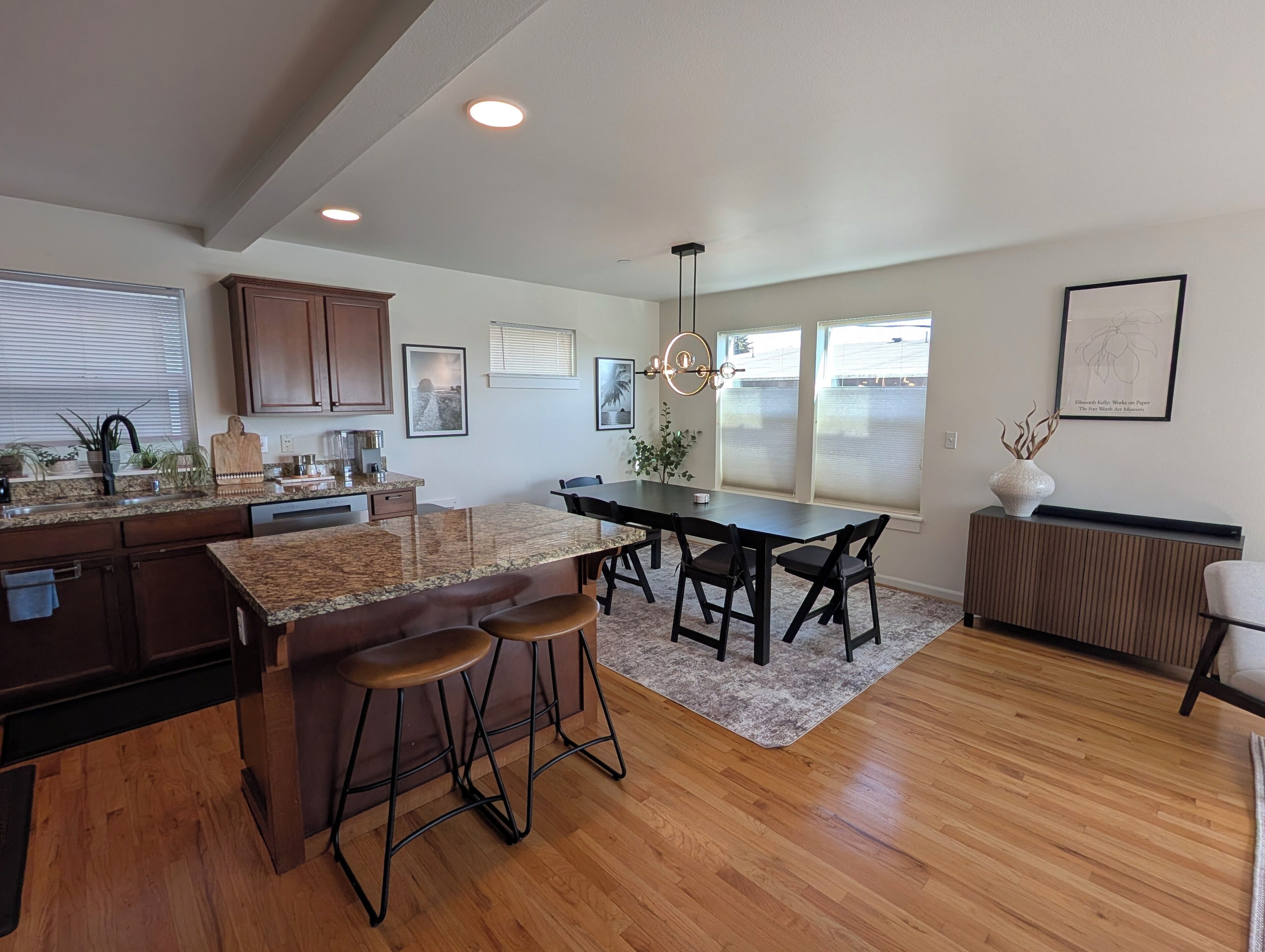 Dining. Gallery House: 4BR Near World Cup Stadiums & DT