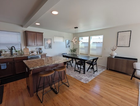 Dining. Gallery House: 4BR Near World Cup Stadiums & DT