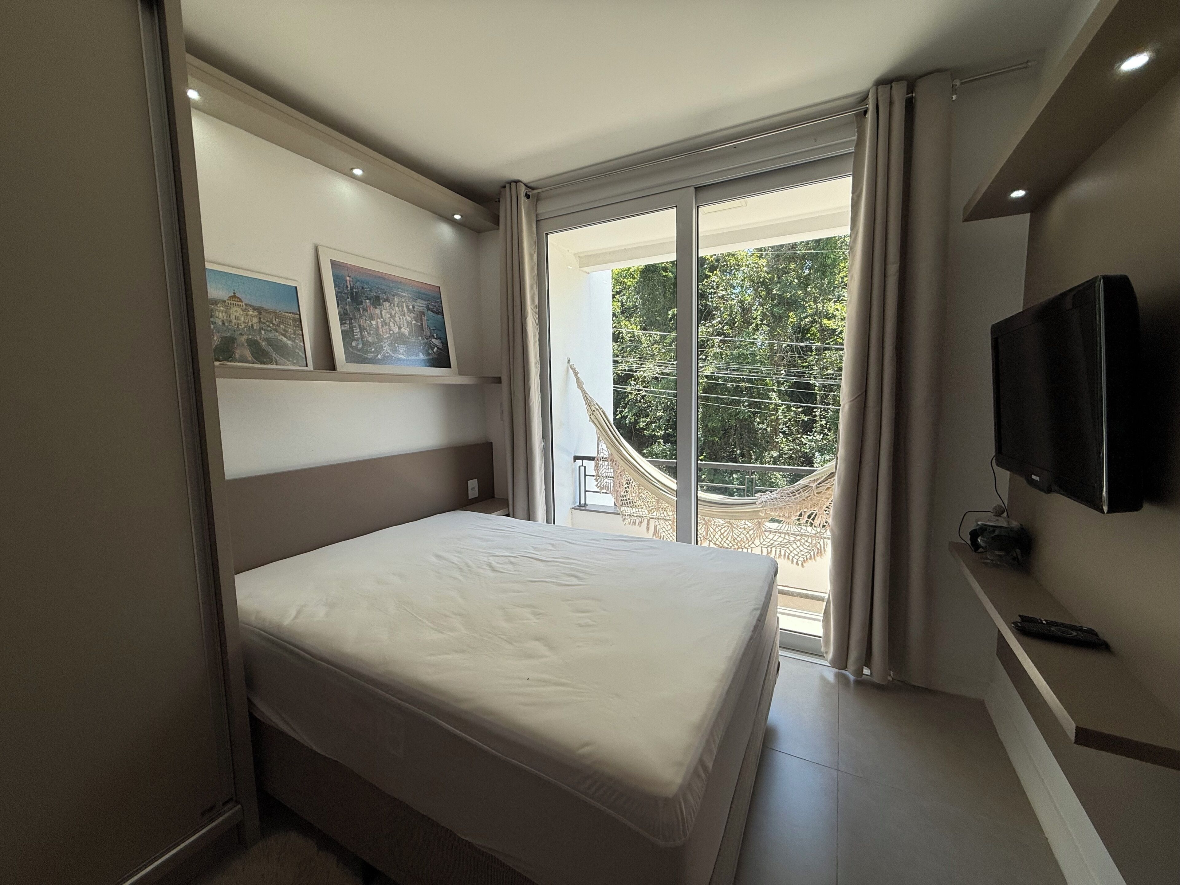 4 bedrooms, iron/ironing board, internet, bed sheets