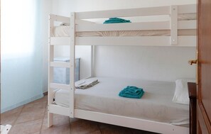 Tabla de planchar con plancha, wifi y ropa de cama 