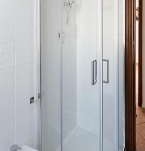 Een douche, een haardroger, handdoeken