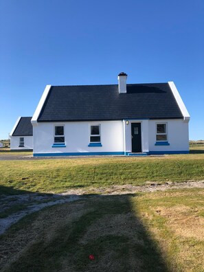 Exterior -  3-bedroom cottage outside Dungloe perfect base for exploring Donegal (Dungloe)