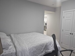 Iron/ironing board, WiFi, bed sheets - Stylish Secondary Suite with Private Entry (Airdrie)