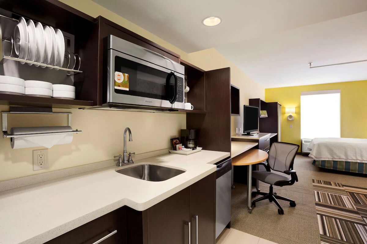 2 Convenient Units Near Piedmont Triad Airport With Free Breakfast & Pool - Greensboro