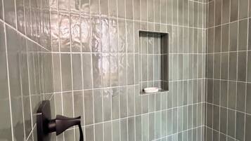 Chuveiro, toalhas de banho, sabonete, papel higiênico