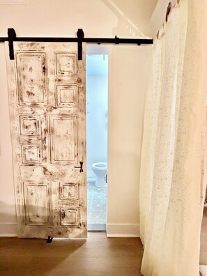 Regadera, toallas, jabón, papel de baño 