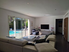 Smart TV - Villa Antoinette - a luxury villa in the Gulf of Saint Tropez with A/C and pool (Le Plan-de-la-Tour)