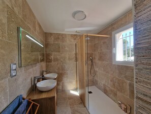 Hair dryer, towels - Villa Antoinette - a luxury villa in the Gulf of Saint Tropez with A/C and pool (Le Plan-de-la-Tour)