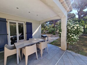 Outdoor dining - Vrbo Property (Le Plan-de-la-Tour)