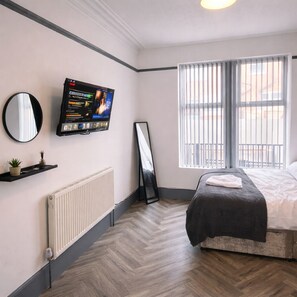 6 bedrooms, iron/ironing board, Internet, bed sheets - Amazing 6-bedroom Retreat Sleeps 14 Pool/Table Tennis (Leeds)