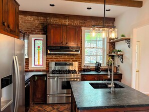 Private kitchen - 3-bedroom Cold Spring house with yard, patio, EV charger, AC, hot tub, fire pit (Cold Spring)