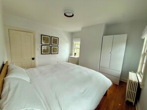 Iron/ironing board, Internet, bed sheets - 3-bedroom Cold Spring house with yard, patio, EV charger, AC, hot tub, fire pit (Cold Spring)