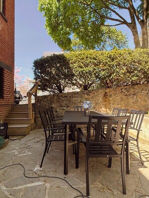 Outdoor dining - 3-bedroom Cold Spring house with yard, patio, EV charger, AC, hot tub, fire pit (Cold Spring)