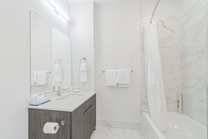 Hårtørrer, håndklæder, Sæbe, Toiletpapir