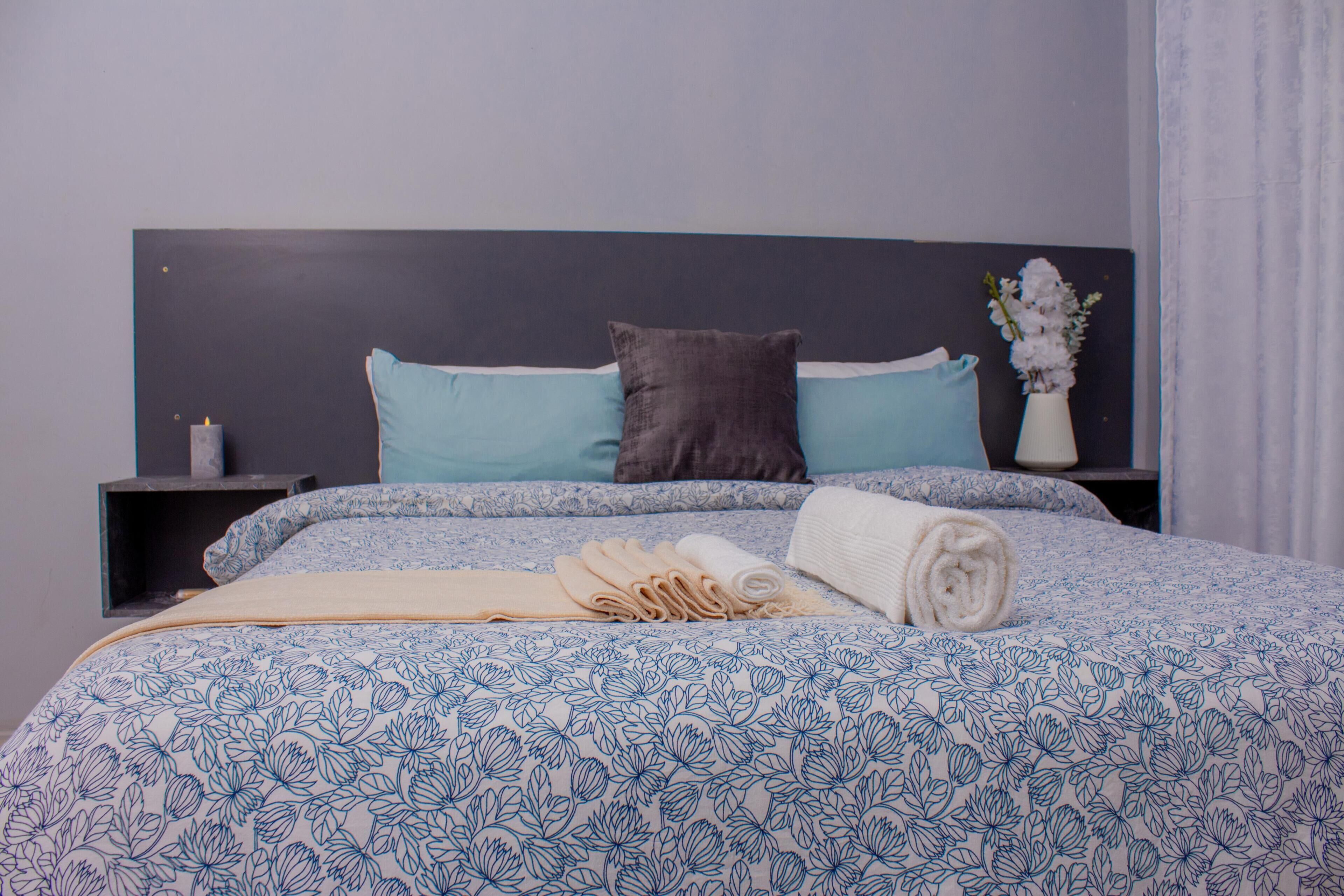 Tabla de planchar con plancha, internet y ropa de cama 