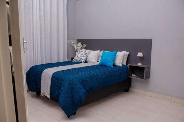 Iron/ironing board, internet, bed sheets