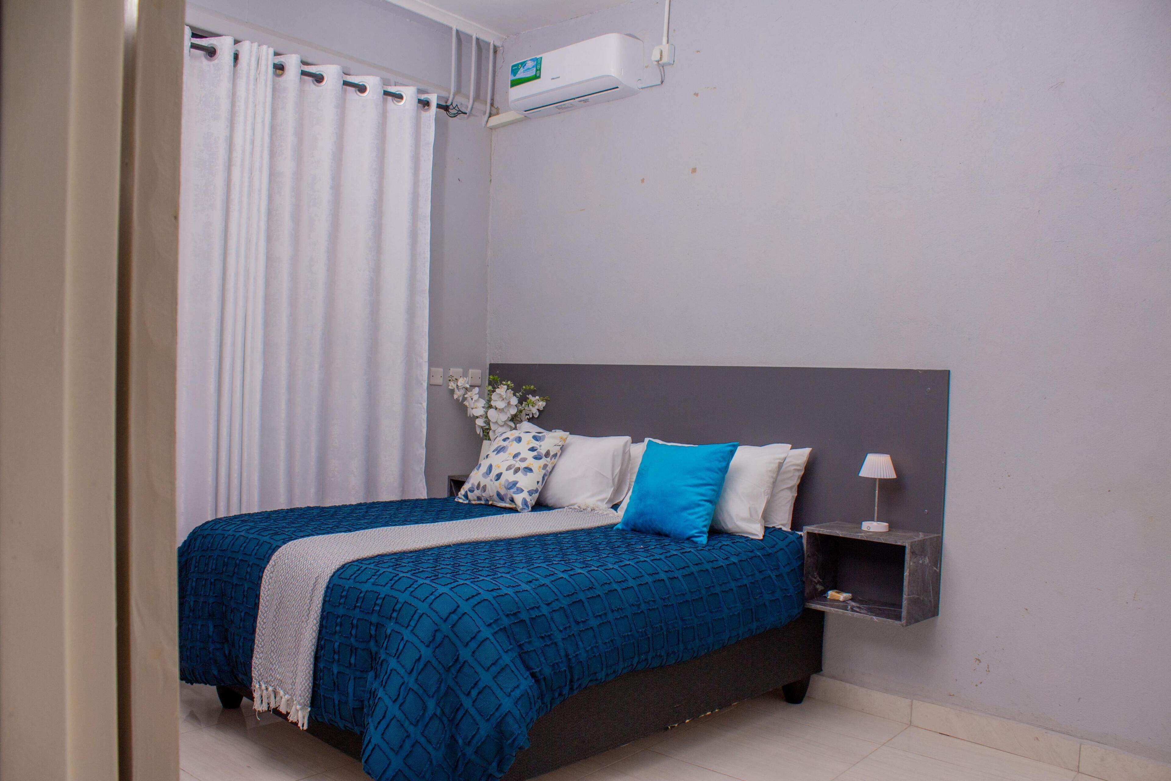 Tabla de planchar con plancha, internet y ropa de cama 