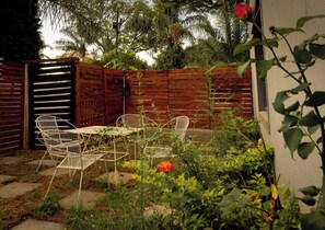 Apartment, 2 Bedrooms | Garden - The Greendoor Cottage With Back up Water (Johannesburg)
