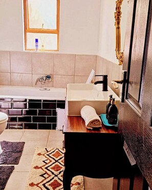 Apartment, 2 Bedrooms | Bathroom - The Greendoor Cottage With Back up Water (Johannesburg)