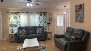 Living area - Lovely 3-bedroom house with AC in peaceful Port Charlotte (Port charlotte)