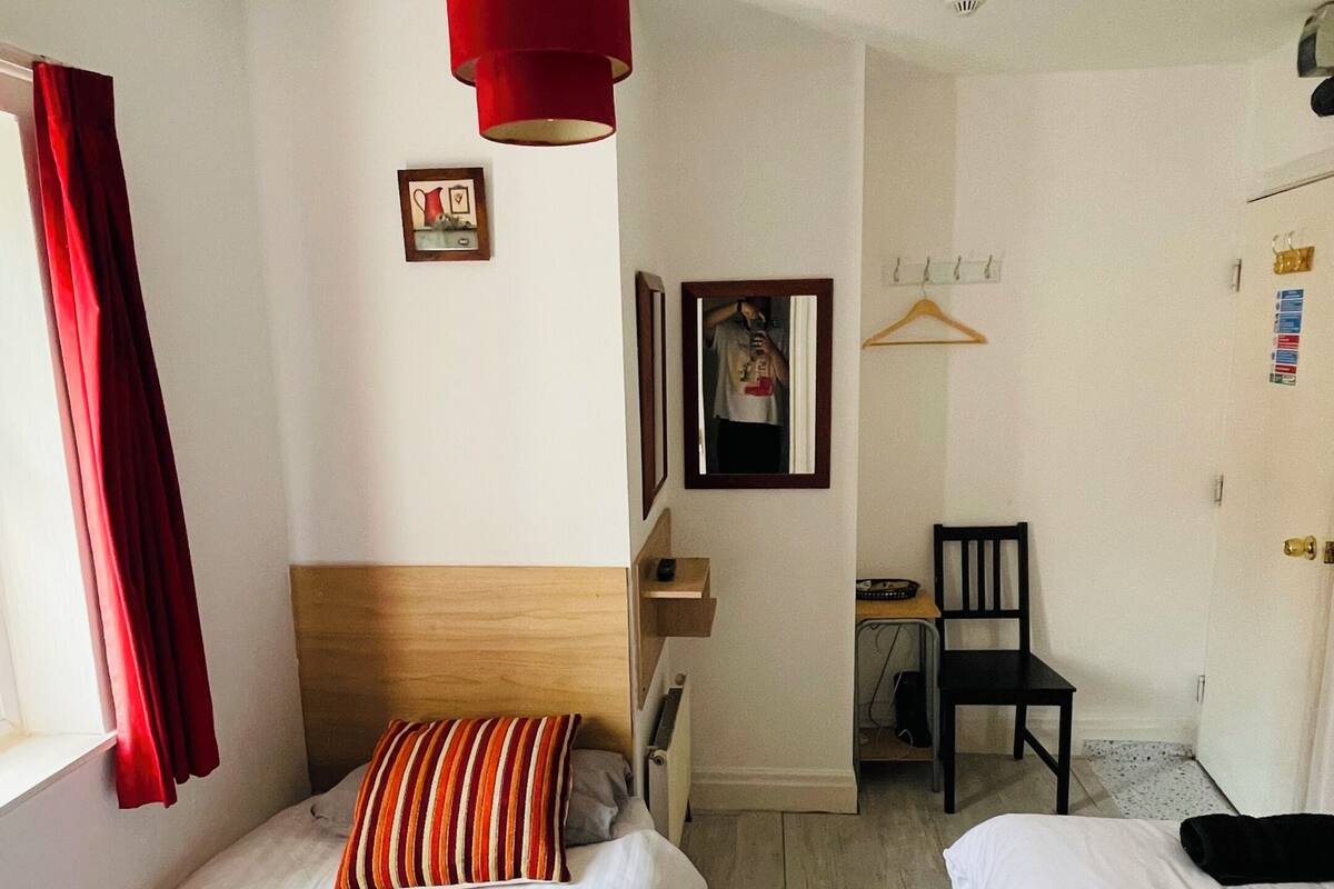 Economy Twin Room | Iron/ironing board, WiFi (free), bed sheets
