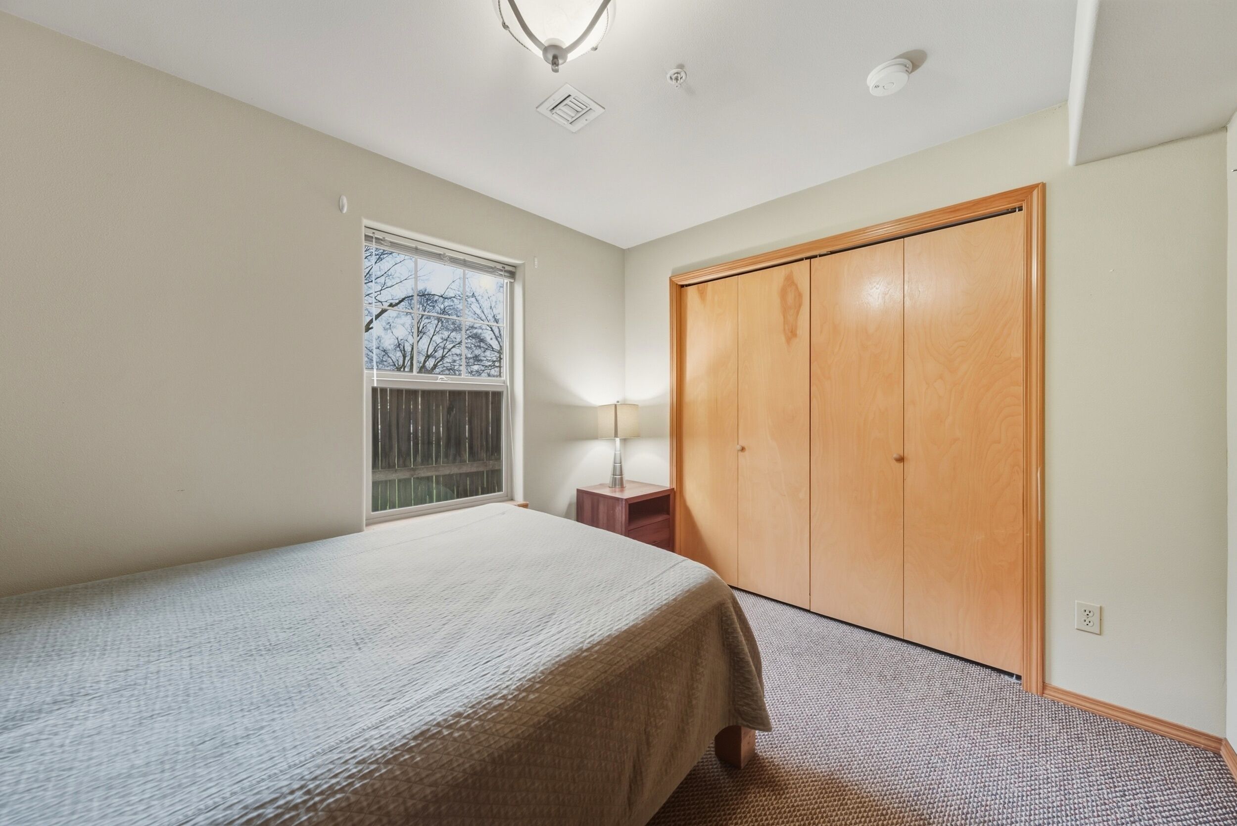 5 bedrooms, iron/ironing board, internet, bed sheets