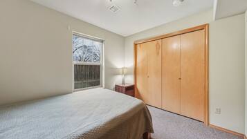 5 bedrooms, iron/ironing board, internet, bed sheets
