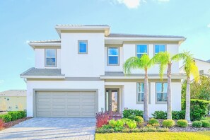 Exterior - Upstay Mansion w Cinema, Games, Pool - Sleeps 24! (Kissimmee)