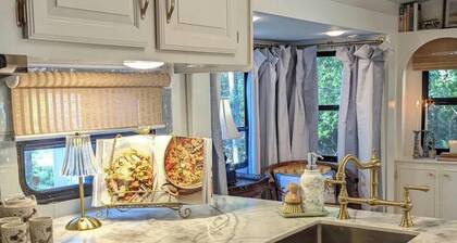 French Country Farm Stay RV–Sunsets, Horses & Cozy Cottage Charm in Fairhope, AL