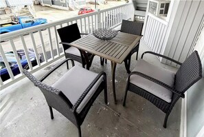 Outdoor dining - Welcoming 4-bedroom house with AC in Ocean City 2nd & 3rd Floor (Ocean City)