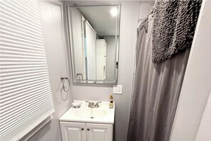 Shower - Welcoming 4-bedroom house with AC in Ocean City 2nd & 3rd Floor (Ocean City)