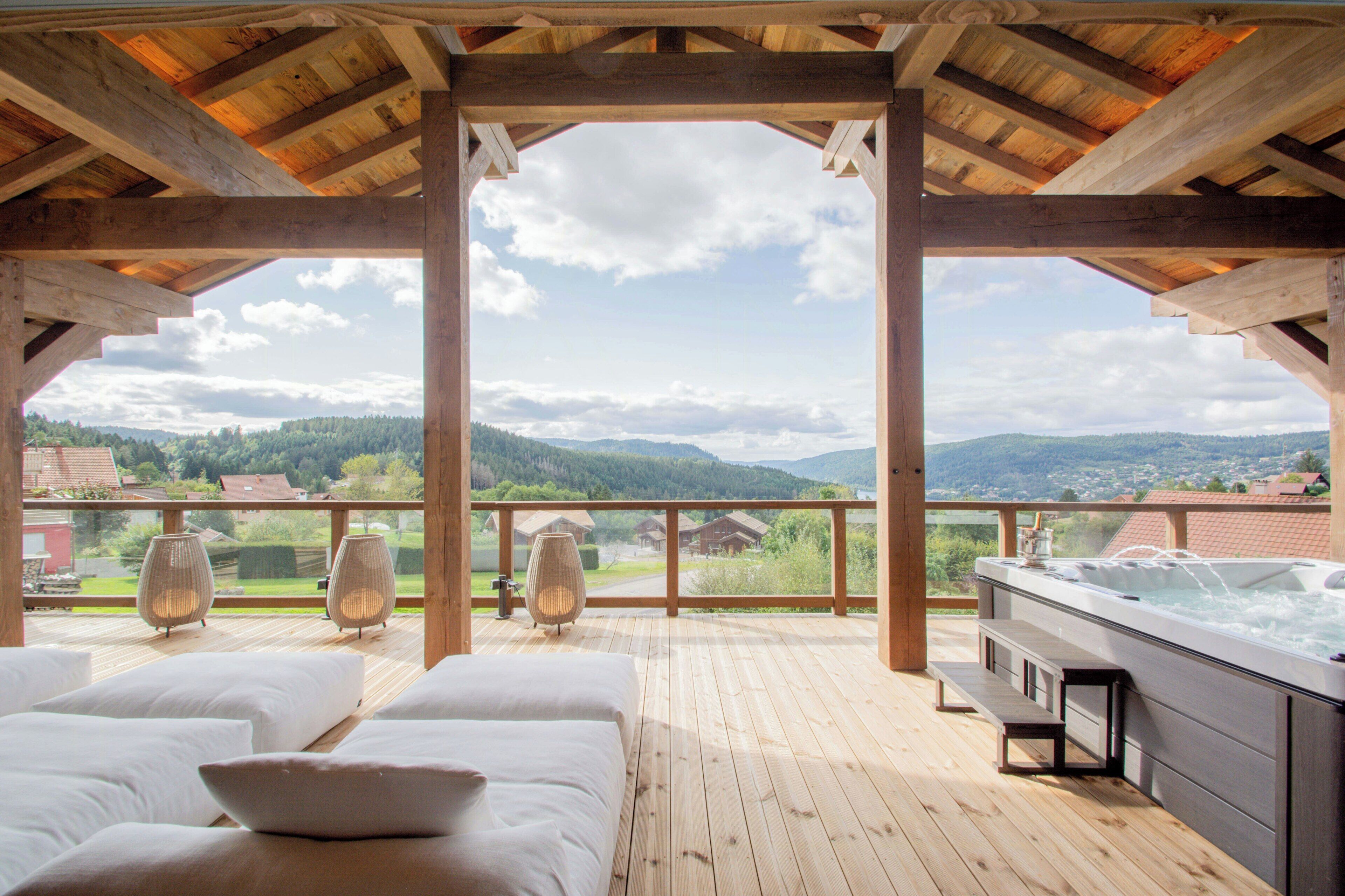 Outdoor spa tub