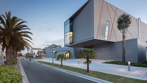 A modern building with a flat roof, large windows, and a sign for the Richard and Barbara Basch Visual Arts Center. - The Flamingo House - Sarasota (Sarasota)