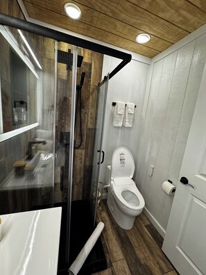 Shower, hair dryer, bidet, towels - Tremendous cozy 1-bedroom cabin with AC/fireplace and large deck to enjoy. (Custer)