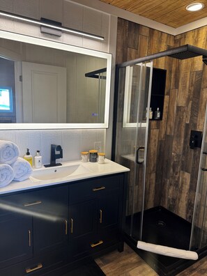 Shower, hair dryer, bidet, towels - Tremendous cozy 1-bedroom cabin with AC/fireplace and large deck to enjoy. (Custer)