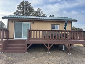 Exterior - Tremendous cozy 1-bedroom cabin with AC/fireplace and large deck to enjoy. (Custer)