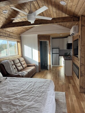 1 bedroom, WiFi, bed sheets - Tremendous cozy 1-bedroom cabin with AC/fireplace and large deck to enjoy. (Custer)