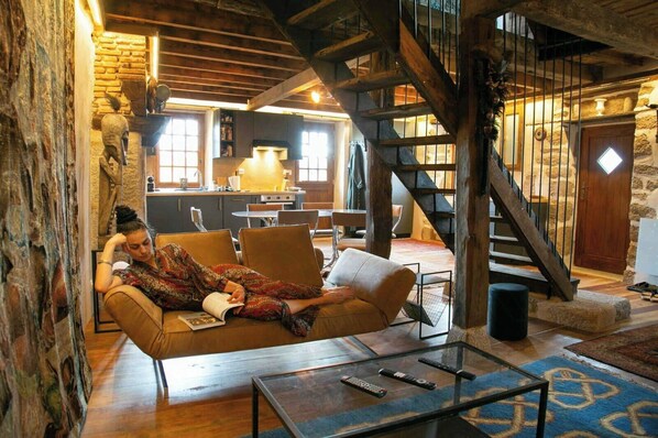 TV, fireplace