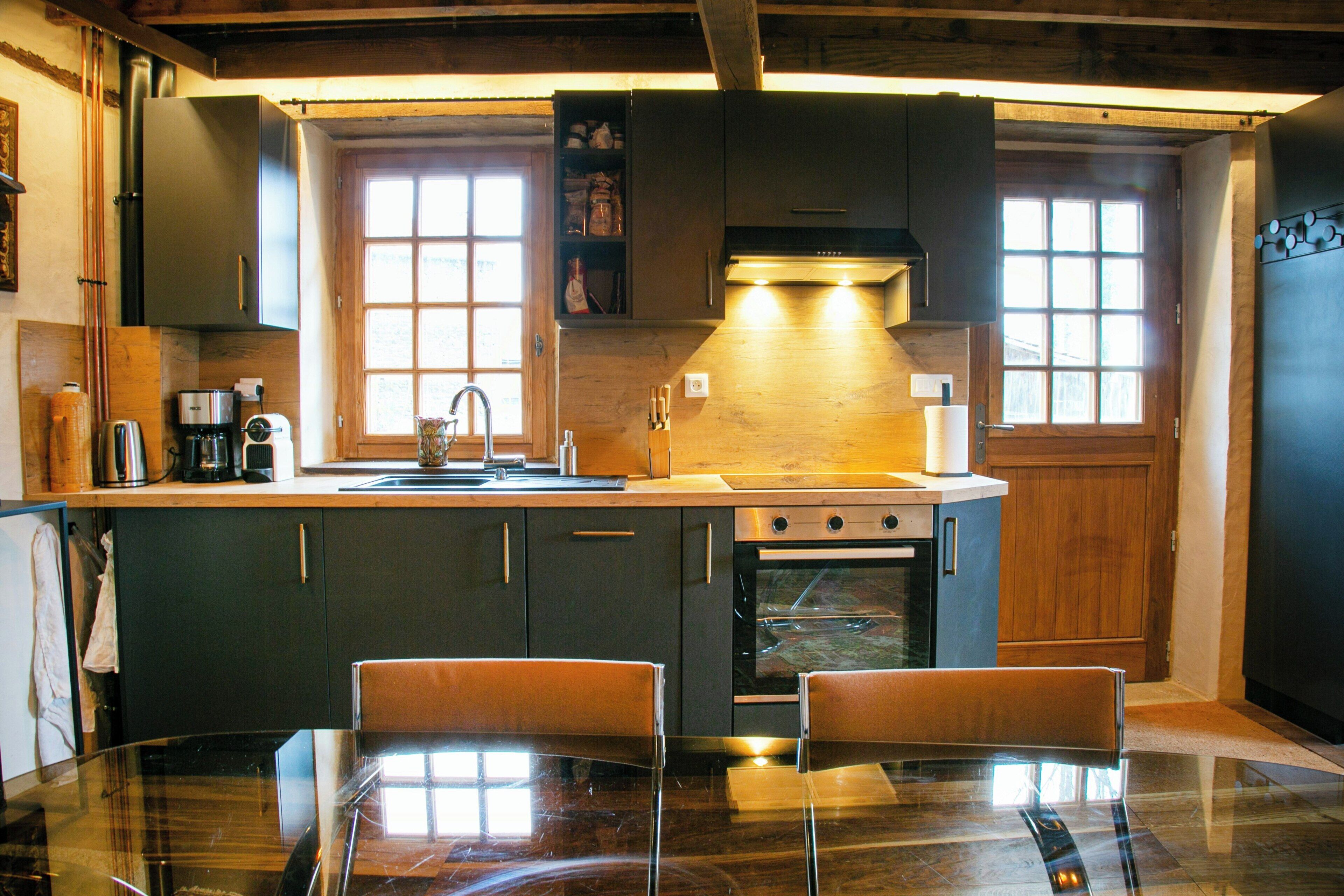 Microwave, oven, dishwasher, coffee/tea maker