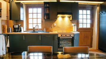 Microwave, oven, dishwasher, coffee/tea maker