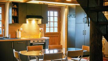 Microwave, oven, dishwasher, coffee/tea maker
