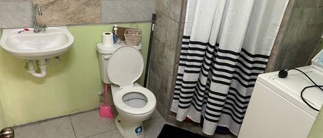 Secadora de cabello, toallas, jabón, papel de baño
