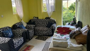 Unclassified image, 2 of 6, button - Charming 2-bedroom apartment with AC in vibrant Castries (castries)