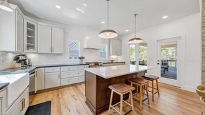 Fridge, microwave, oven, stovetop - Watermark Bluff, Luxury w/ Covered Verandas + Heated Salt Pool, Hot Tub, Dock! (Bedford County)